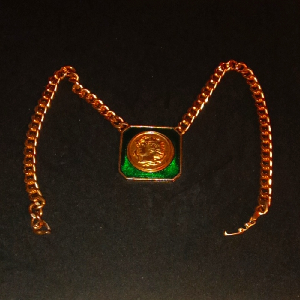 Vintage Unsigned Enamel and Goldtone Necklace. Great Condition